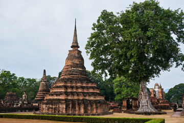 Fototapeta premium ancient temple in archaeological site in sukhothai, thailand