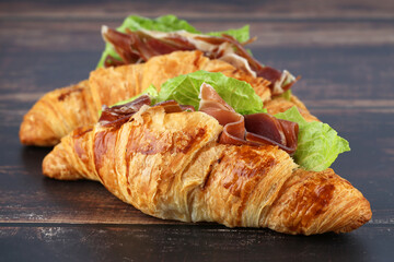 Croissant sandwiches - 689783365