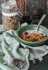 Petit déjeuner avec granola maison et fromage blanc dans un bol vert