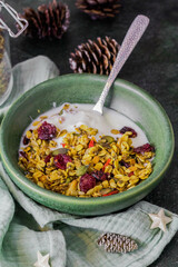 Assiette de granola avec fromage  blanc