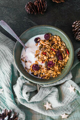 Assiette verte contenant du granola maison et du fromage blanc