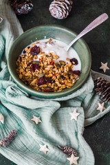 Bol en grès vert de granola maison avec drapé de tissu vert amande