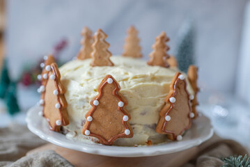Festive Christmas gingerbread cake 