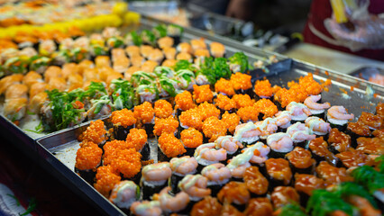 Rice balls wrapped in seaweed Decorate your face with various ingredients such as fish eggs, squid, shrimp eggs, and other popular Japanese foods. Topped with different flavor sauces.