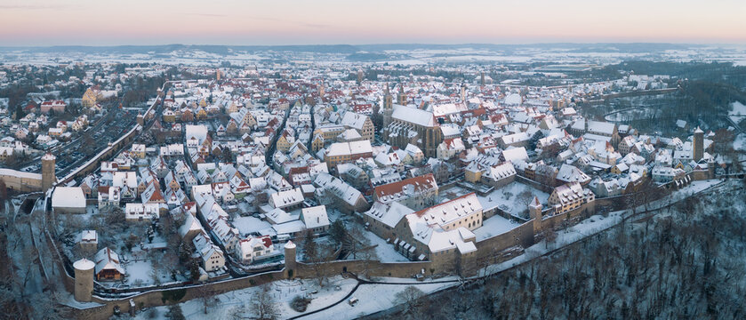 Winterliche Luftaufnahme von Rothenburg ob der Tauber, Bayern