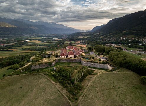  Fort Barraux. Barraux is one the oldest and most prestigious strongholds in the Alps. Built in the 16th century as a bastioned fortification, The fort was renovated during the 18th century by Vauban.