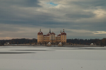 Barockschloss Schloss Moritzburg bei Dresden - Winter - Schnee - Wasserschloss - Jagdschloss -...