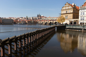 Paisaje de Praga con el río Moldava.