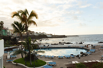 Paisaje del Puerto de la Cruz con el lago Martianez, Tenerife.
