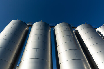 Contenedores de acero inoxidable en fábrica de vino.