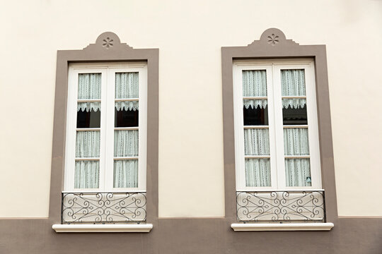 Ventanas de madera con visillos.