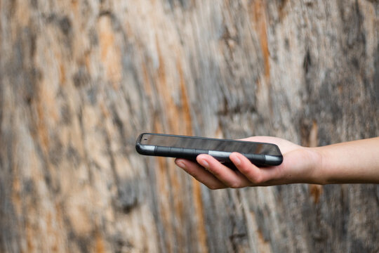  Empresaria usando tel&eacute;fono celular, de mano sosteniendo el tel&eacute;fono con fondo de desenfoque, navegando por internet con dispositivo celular