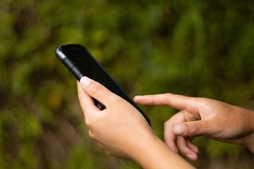 Empresaria usando teléfono celular, de mano sosteniendo el teléfono  con fondo de desenfoque, navegando por internet con dispositivo celular