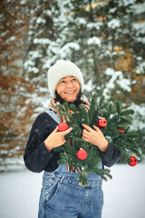 Eine Frau in einem magischen Weihnachtswald