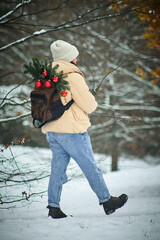 Eine Frau in einem magischen Weihnachtswald