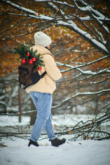 Eine Frau in einem magischen Weihnachtswald