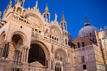 Fototapeta na wymiar St. Mark's Basilica at night in Piazza San Marco in Venice, Italy
