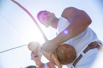 Stof per meter Latino tocando berimbau, instrumento tipico afro-brasileiro, no Rio de Janeiro. Visto de baixo. © Brastock Images