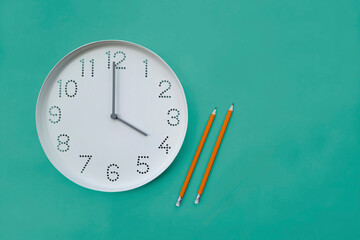 Business time. 4 o'clock. Clock and two pencils on a turquoise background with space for text, to-do list. Four pm on clock face, Thursday. List of to-dos, appointment, meeting. Flat lay, Copy space.