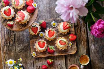 Tartlets with custard, mascarpone and strawberries
