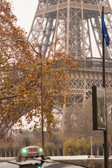 Taxi parisien au pied de la Tour Eiffel en automne
