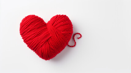 Coeur tricoté avec une pelote de laine de fil rouge. Amour, sentiment, tricot, couture. Pour conception et création graphique. 