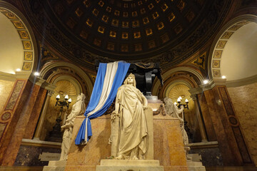 Escultura representativa en la Catedral de Buenos Aires al lado de la bandera de Buenos Aires y decoración de la iglesia