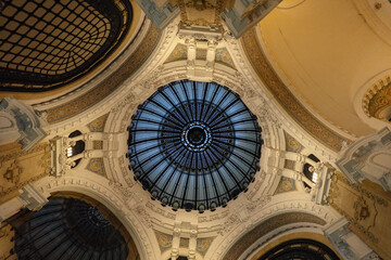 Techo con forma de c&uacute;pula de color azul en un centro comercial en la calle Florida en Buenos Aires, Argentina