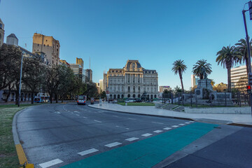 Naklejka premium Vista de la calle de Buenos Aires frente al Centro Cultural Kirschner, se ven árboles y automóviles en el fondo
