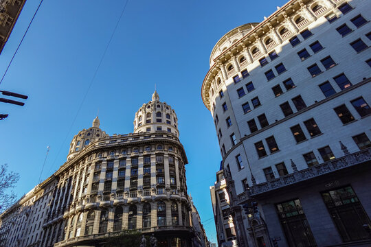 Panorama de dos edificios en el centro de la ciudad de Buenos Aires, se ve la arquitectura con inspiraci&oacute;n europea