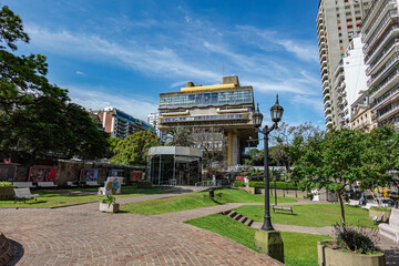 Vista alejada de la Biblioteca Nacional de Buenos Aires y del parque que está cerca, se ven áreas...