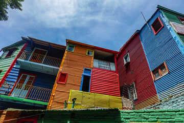 Casas coloridas típicas de colores en el barrio de Caminito en Buenos Aires, Argentina.