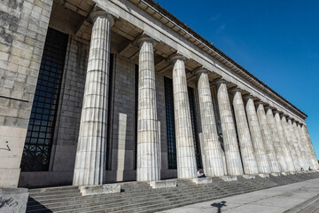 Columnas de la fachada de la Facultad de Derecho de la Universidad de Buenos Aires en Argentina