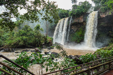 Parte de las Cascadas de Iguazú en el Parque Nacional con una vista de las caídas de agua