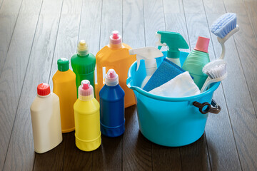 フローリングの床に掃除用洗剤とバケツに入った掃除道具　大掃除　家事