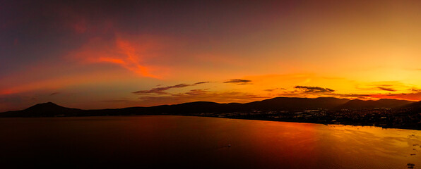 A sunset near de night over a body of water