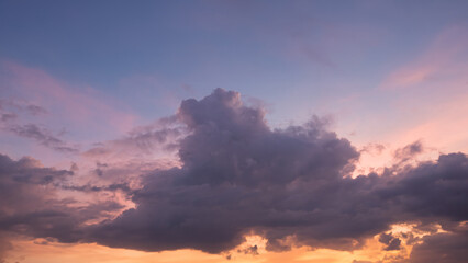 Obraz premium Beautiful colorful sunset with dramatic clouds and sun shining