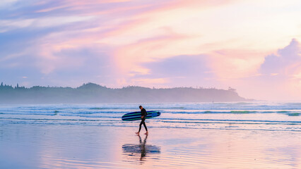 Tofino Beach Vancouver Island Pacific rim coast during sunset, surfers with surfboard during sunset at the beach, Canada Vancouver Island Tofino Long beach © Fokke Baarssen