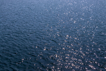 太陽の光を反射してキラキラ輝く青い水面
