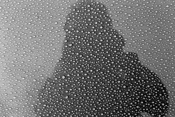 gouttes de pluie sur surface métallique hydrophobe 