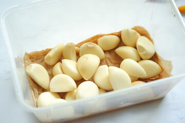 peeled garlic