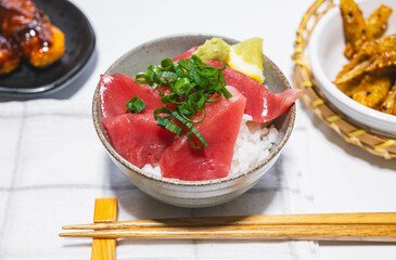 マグロ丼
