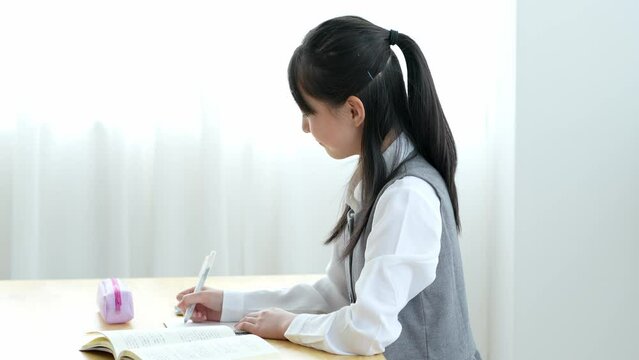 学校・家で勉強をする女の子