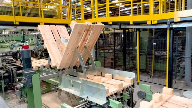 Real-time tumbler machine rotating wood timber for industrial Europallets automated manufacturing.