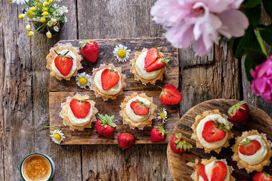 Tartlets with custard, mascarpone and strawberries