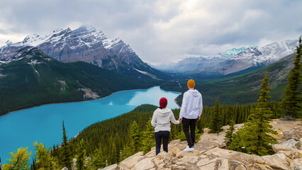 Fototapeta na wymiar Lake Peyto Banff National Park Canada. Mountain, a couple of men and women looking out over the turqouse colored lake