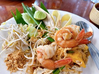 Pad Thai with fresh shrimp, a Thai food It is popular with Thais and foreigners.