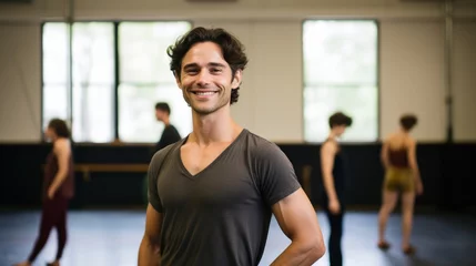 Cercles muraux École de danse Portrait of a passionate choreographer smiling, with a dance studio and dancers in the background