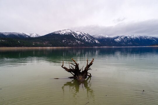 Cle Elum Lake and the Cascade Mountains in December
