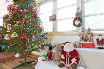 Christmas decorations in the living room. Organizing the living room for Christmas.